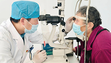 看灯出现彩虹圈？