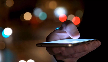 和AI聊到凌晨3点，边哭边打字