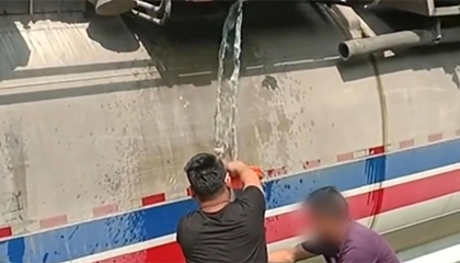 油罐车侧翻柴油泄漏