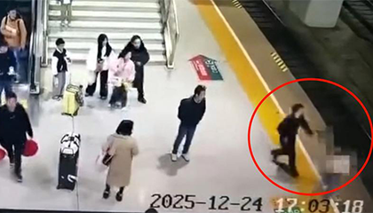 女孩和母亲吵架欲跳下铁轨