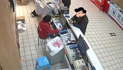 男子狂买40张购物卡