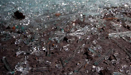 9岁女孩洗澡时玻璃爆裂