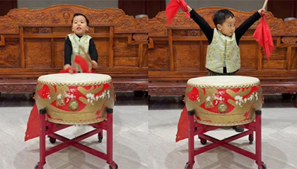 三岁萌娃打鼓专业范儿十足