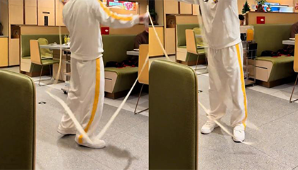 海底捞店员表演甩面多次甩地上