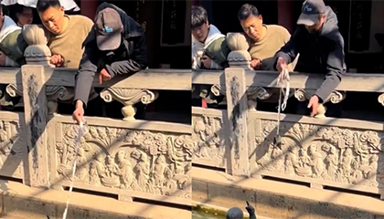 大爷用磁铁“扫荡”祈福池硬币