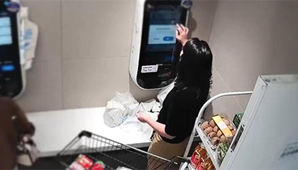 女子自助结账薅羊毛16次