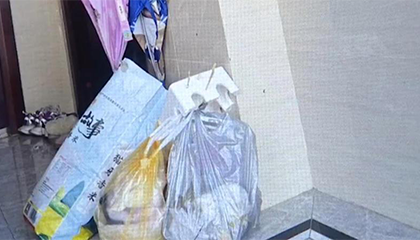 男子扔垃圾出去转一圈