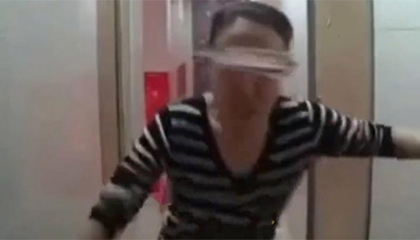 提刀砍门女子再次骚扰邻居