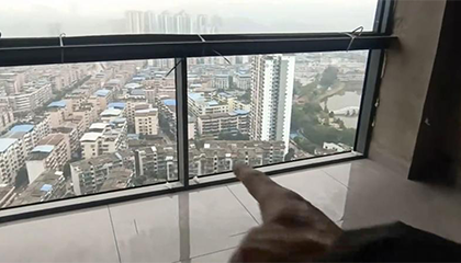 新房只有窗框没有玻璃