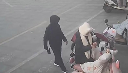 一店铺门口女子手机被盗