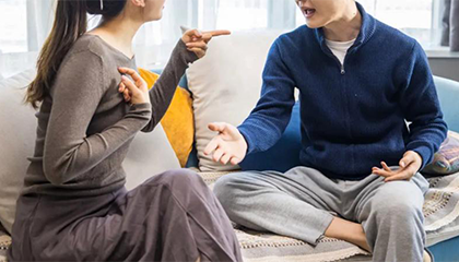 男子与女友争吵