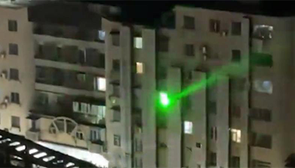 熊孩子隔窗远射激光笔