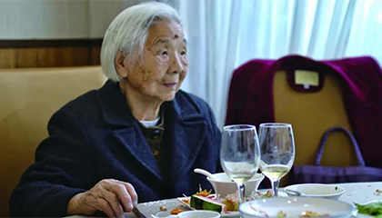 101岁奶奶“反向作息”