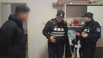 女友的金吊坠不见了