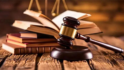 女子上班先送娃路上被撞