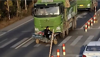 抬手就想让大车避让？