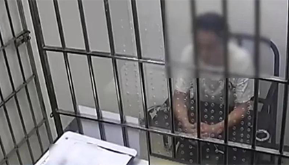 双胞胎冒用证件出境