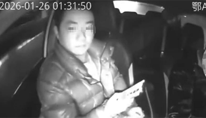 男子凌晨打车挥拳殴打司机