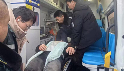 女生到东北游玩晕倒雪地冻伤