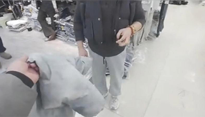 男子1650元买羽绒服