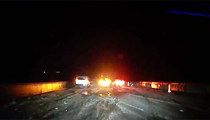 高速道路结冰多车相撞