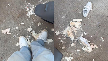 女子海边游玩穿尘封多年新鞋