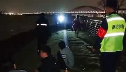 女子抱婴儿落水