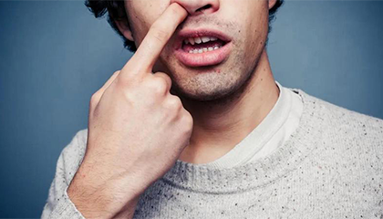 经常挖鼻孔或需警惕挖鼻癖