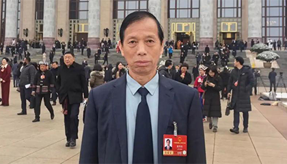 有人质疑说农民没有交社保