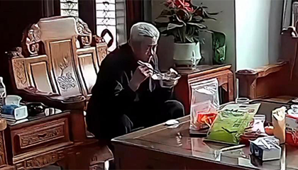 81岁爷爷在家误食火鸡面