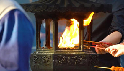 老人每日烧香祈福