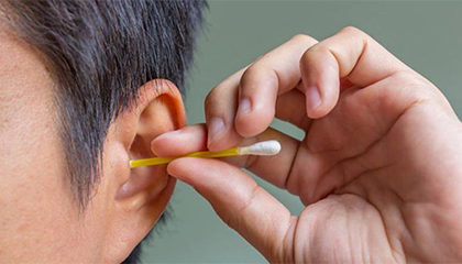 男子右耳钻心剧痛、流血