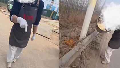 男子在工地门口摆摊卖饭