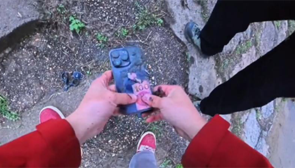 小伙钓鱼钓上一台手机