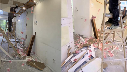 装修工人拆吊顶