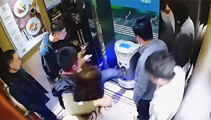 送餐机器人正要进电梯