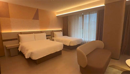 情侣住酒店时被员工开窗