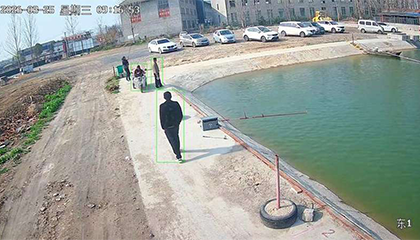 停了半小时的车慢慢动起来