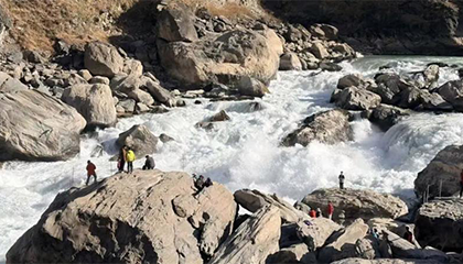 云南虎跳峡落水男子遗体发现后