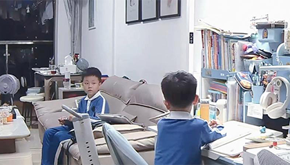 弟弟吐槽妈妈偏心哥哥