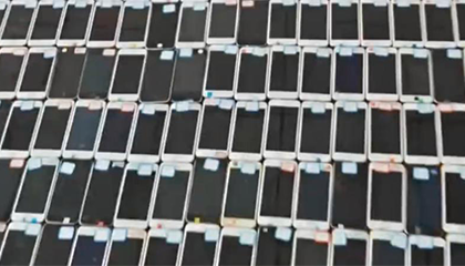 俩男子假装“妙龄少女”