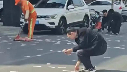 30万现金飘落街头