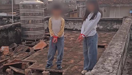 姐弟跑到楼顶玩踩塌邻居隔热桩